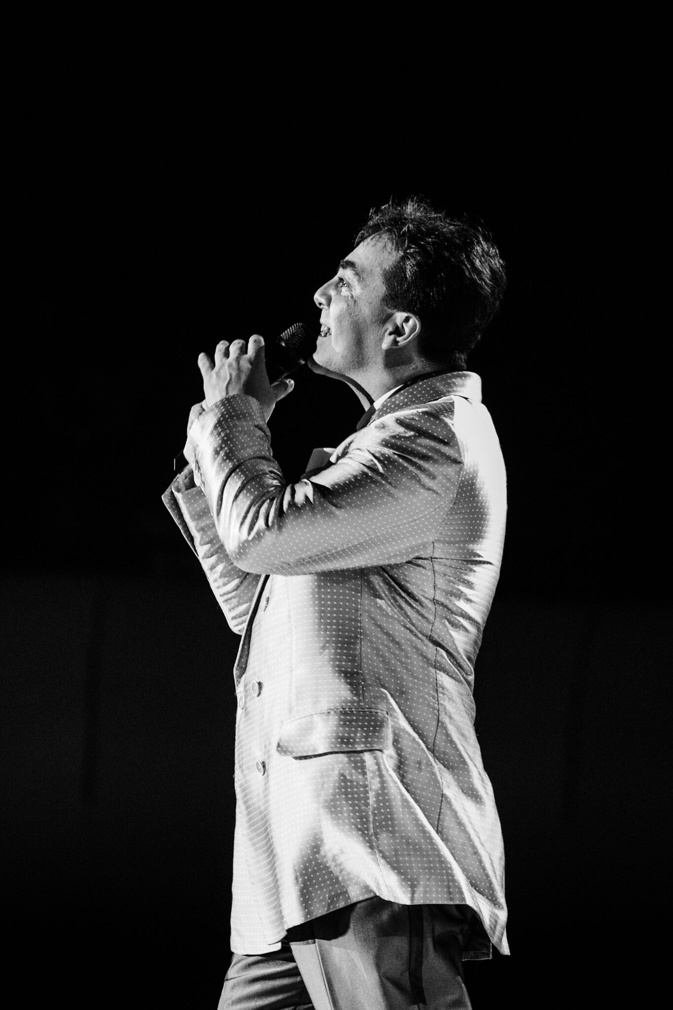 Cristian Castro interpretando en el escenario