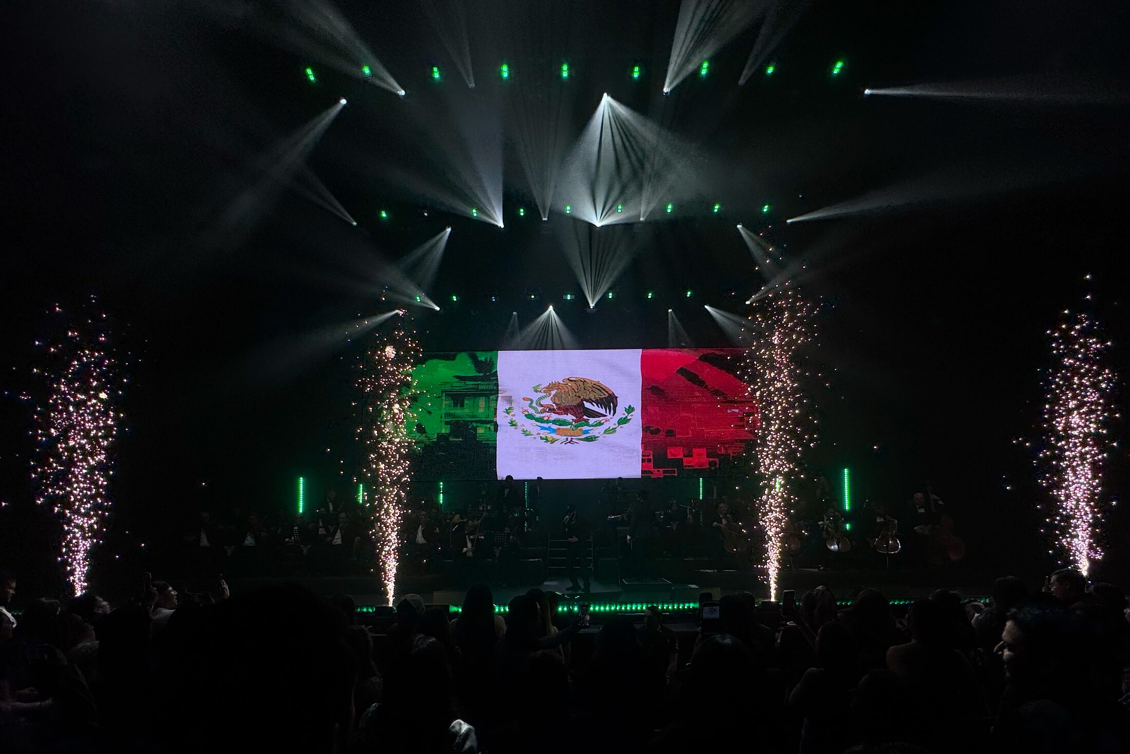Escenario de Yandel Sinfónico con pirotecnia