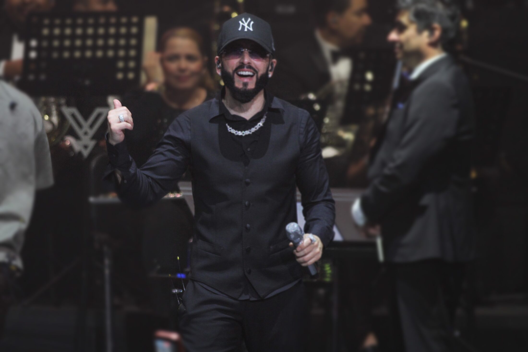 Yandel saliendo al escenario