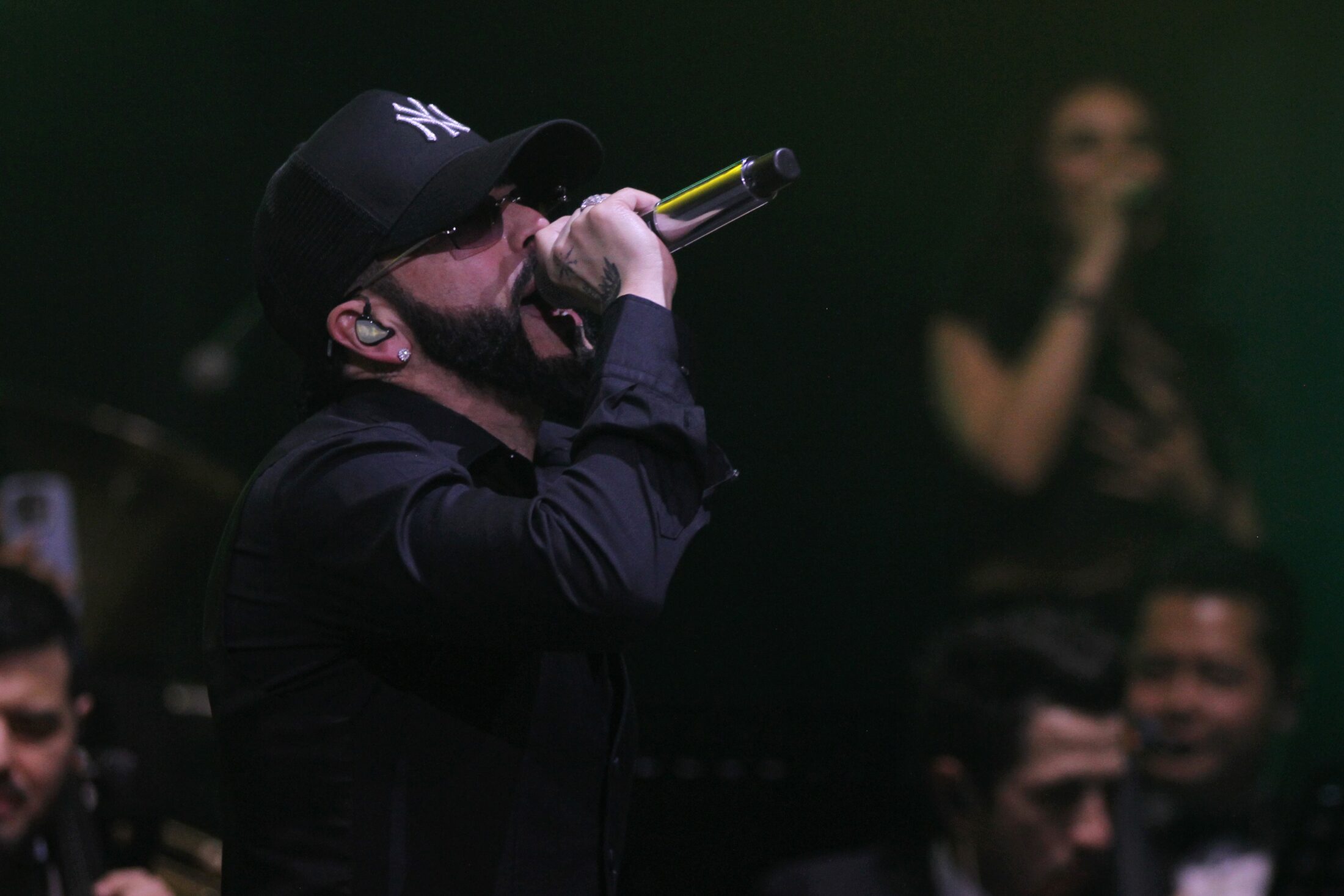 Yandel cantando al micrófono
