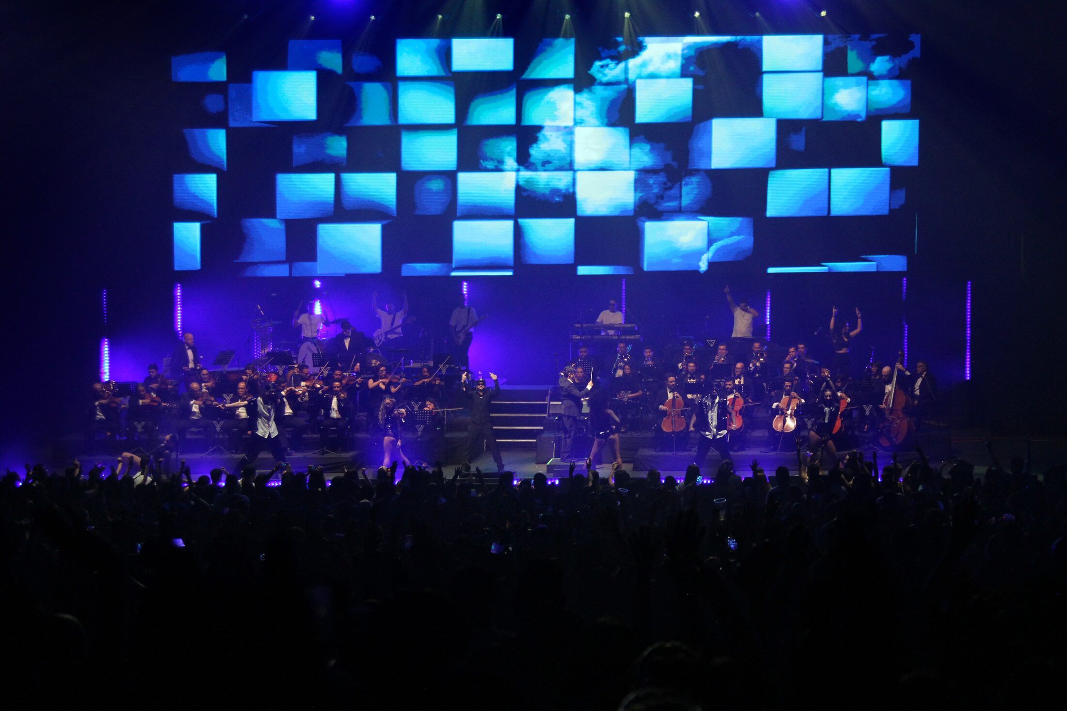 Yandel Sinfónico con orquesta en escena